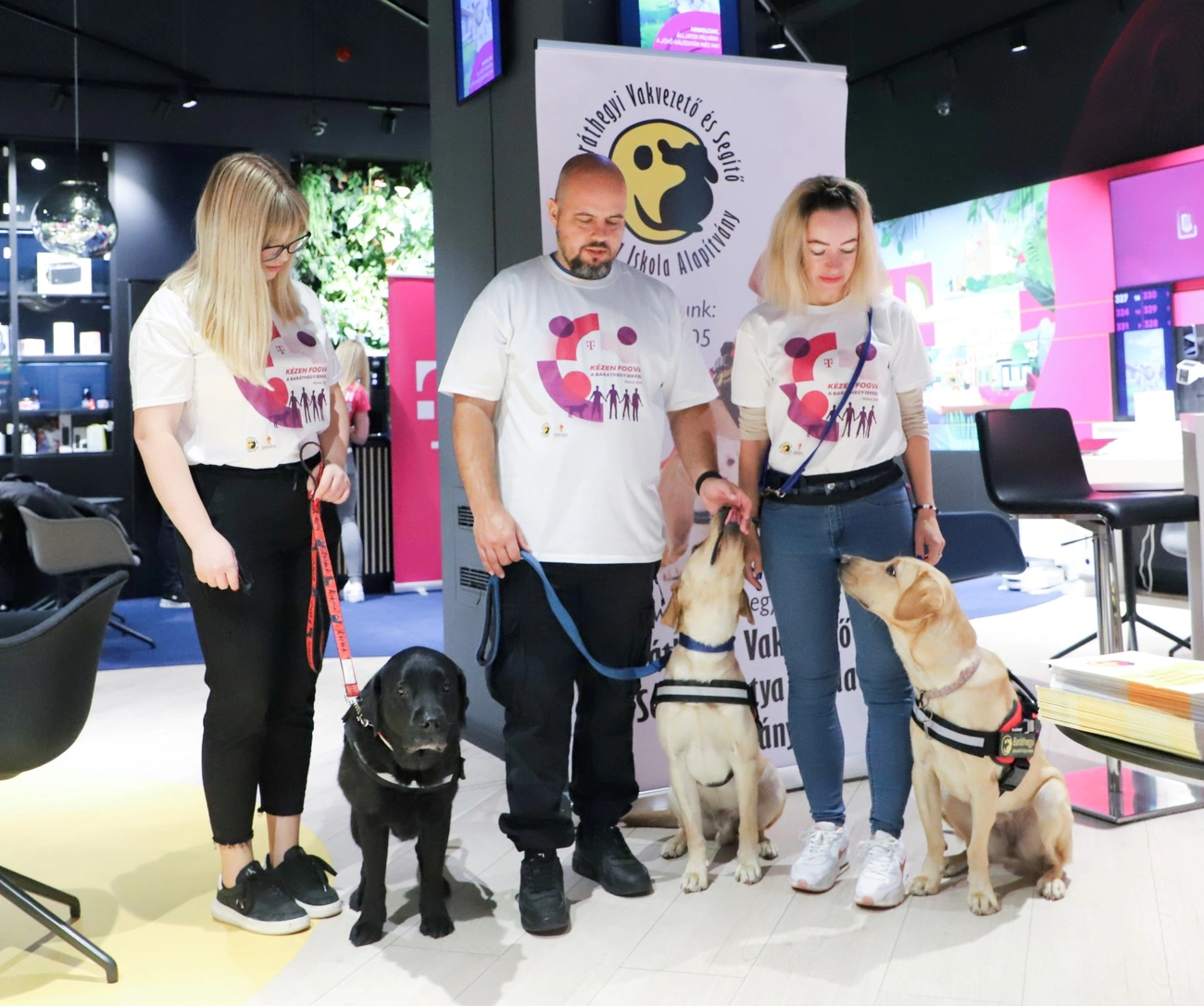 Kézenfogva a Baráthegyiekkel a Telekom üzletében