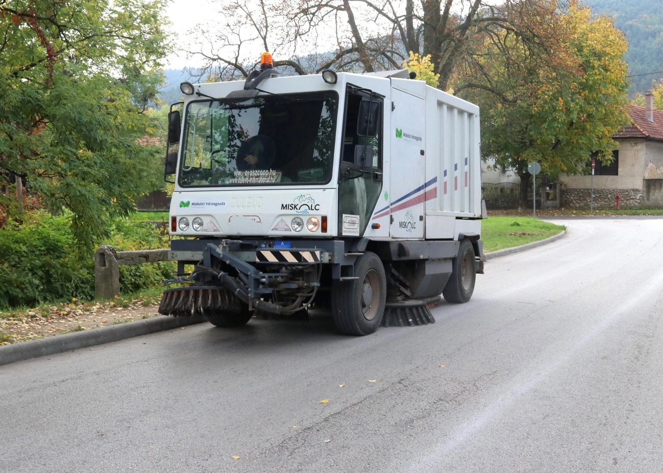 Útburkolati jelek festése és takarítás Diósgyőrben