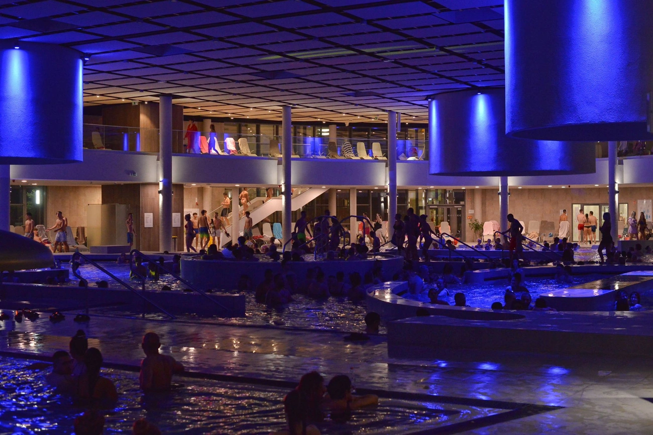 Éjszakai fürdőzés az Ellipsumban