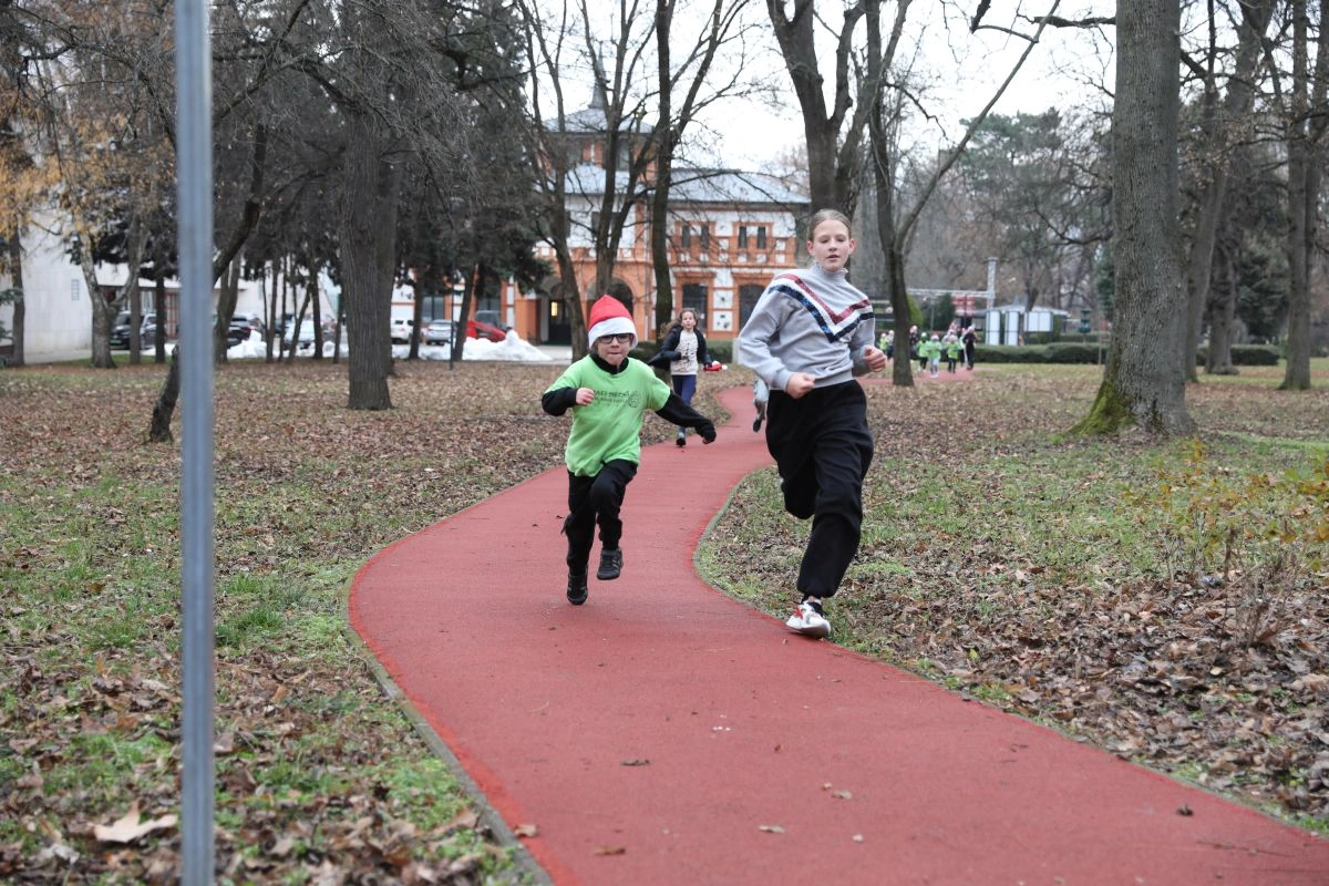 Mikulásfutás a Népkertben. Fotó: Juhász Ákos