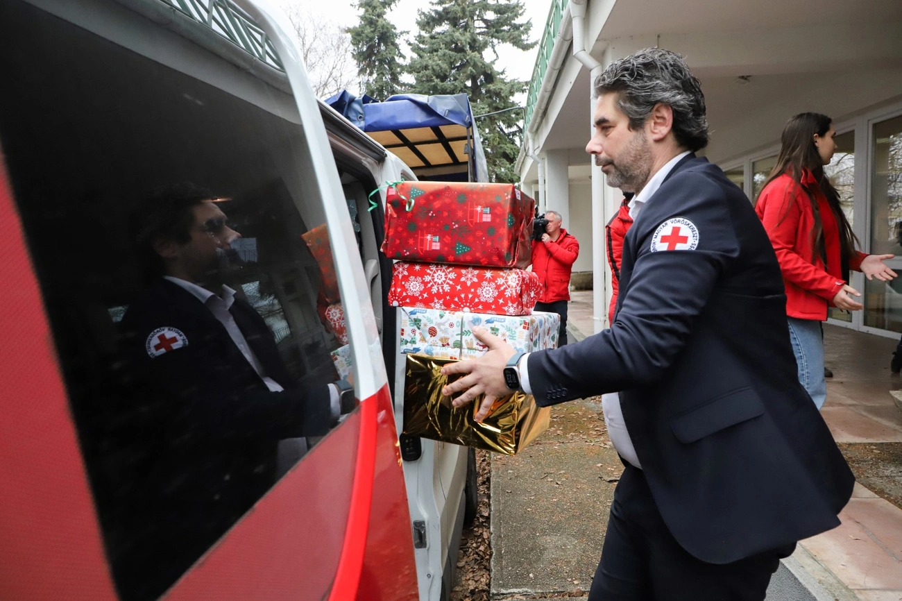 Kormányhivatali "cipősdoboz"-átadó