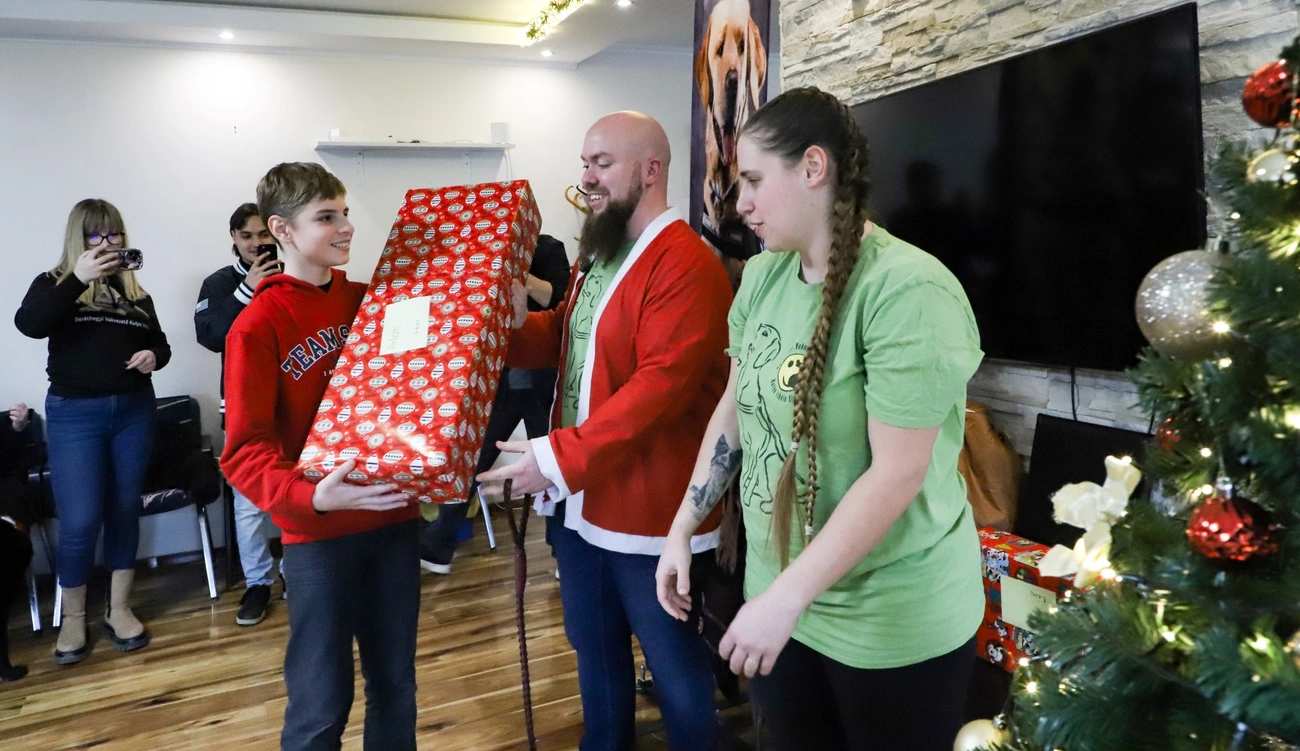 Karácsonyi ajándékozás látássérült és rászoruló gyermekeknek