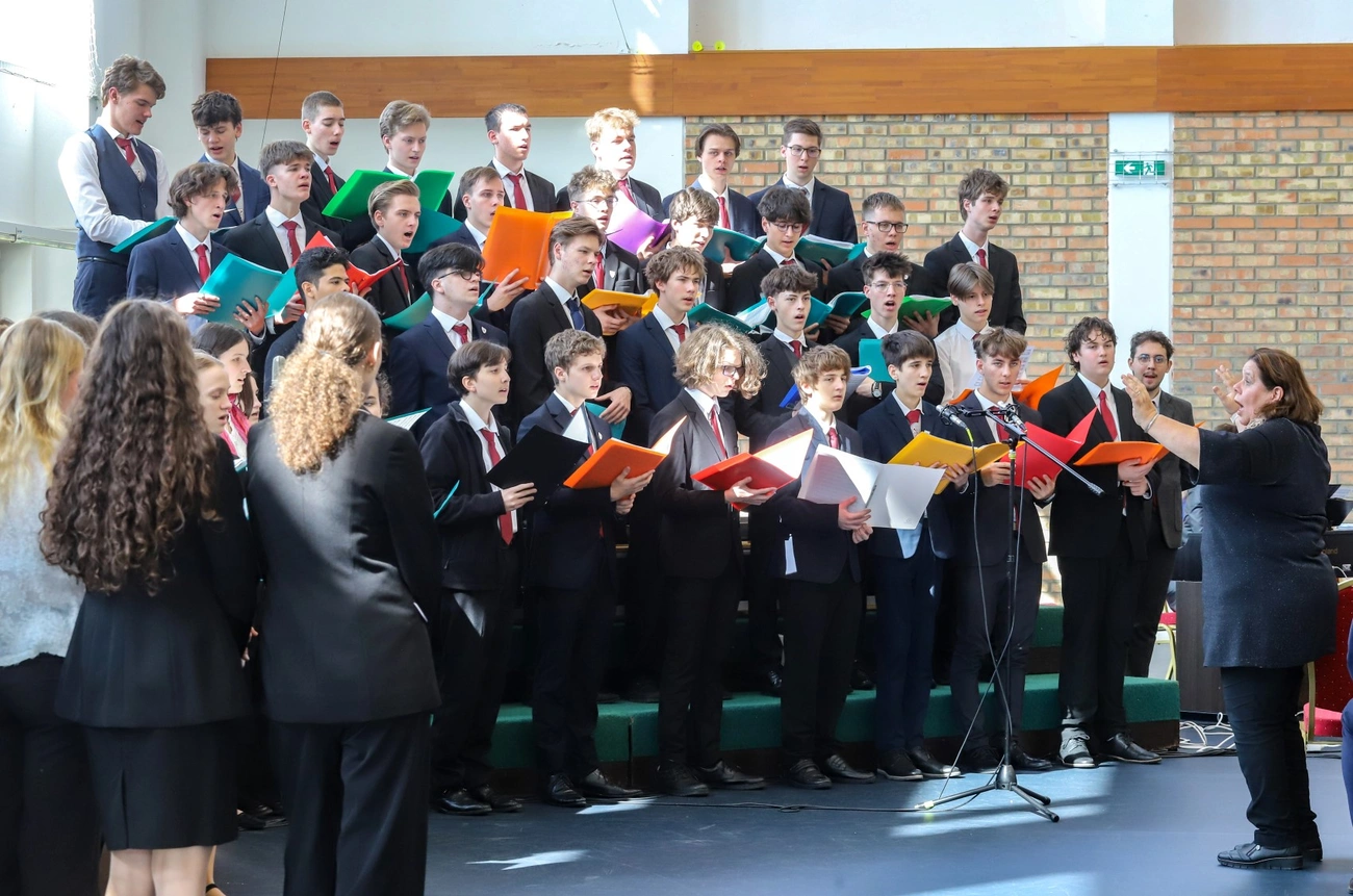 Jezsuita szentmise alapkőletétel előtt