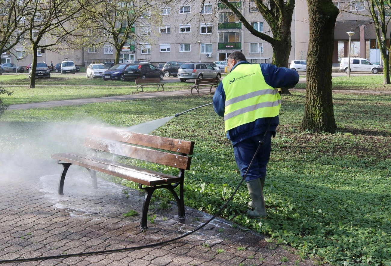 Tavaszi takarítás Diósgyőrben és a Búza térnél