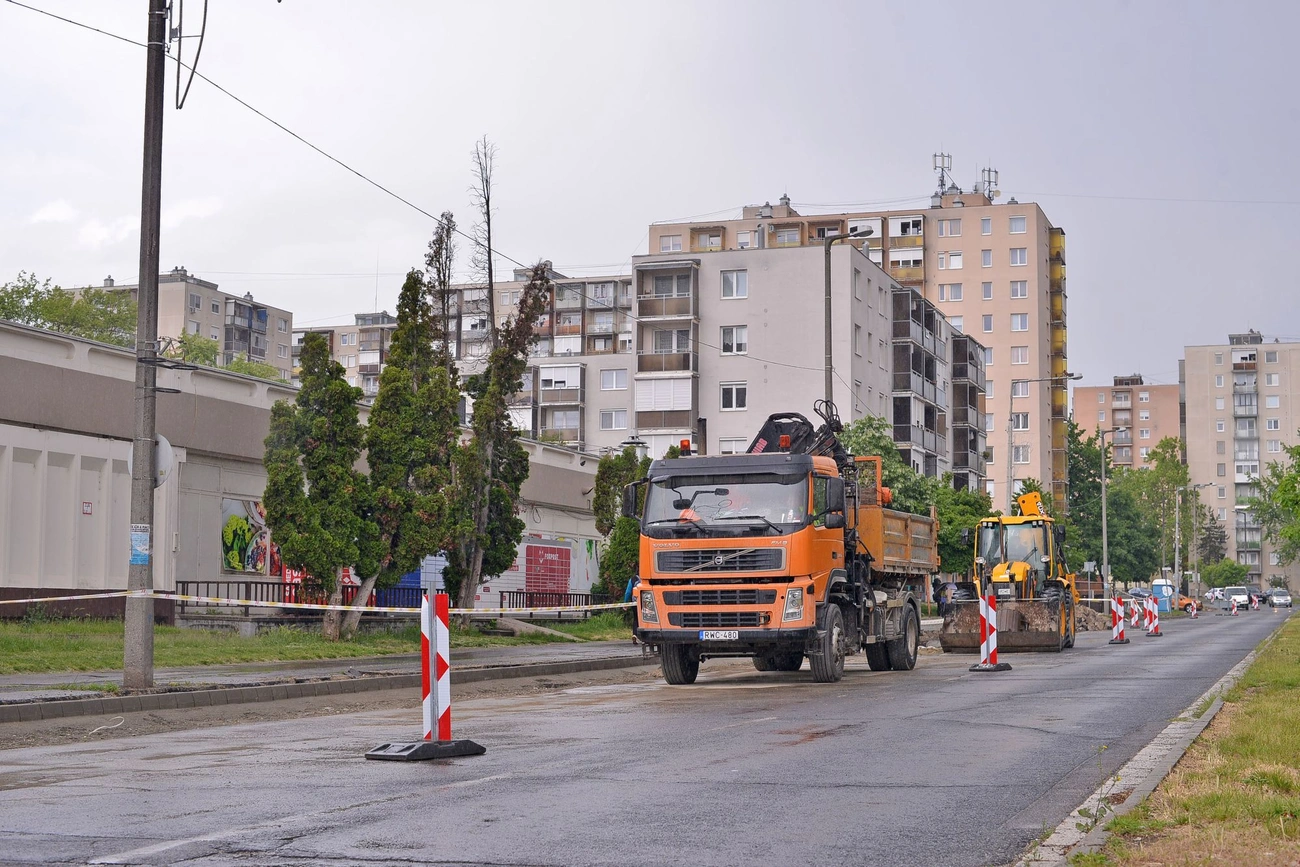 Javában zajlik az útfelújítás az Avason. Fotó: Osztie Tibor