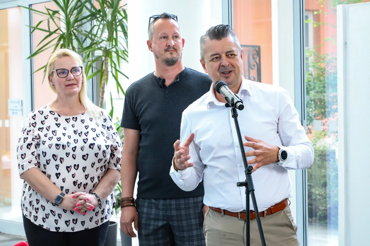 MIReHu iskolatáska és iskolaszer átadó a városházán