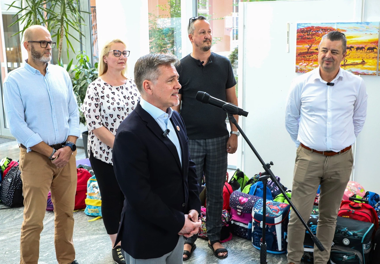 MIReHu iskolatáska és iskolaszer átadó a városházán