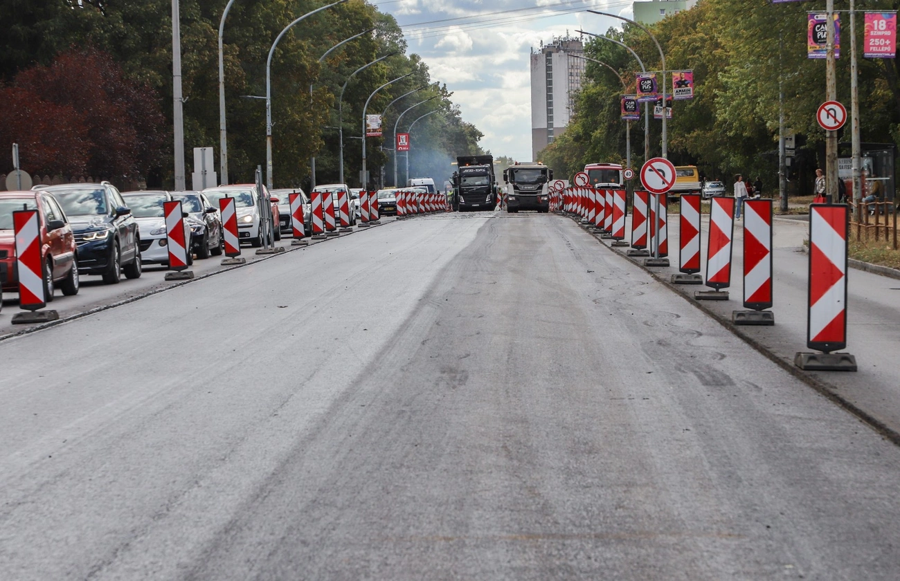 26-os út belső sáv aszfaltozása
