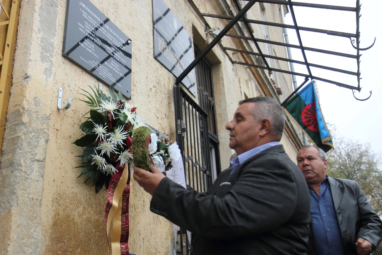 Koszorúzás a roma áldozatok emléktáblájánál 