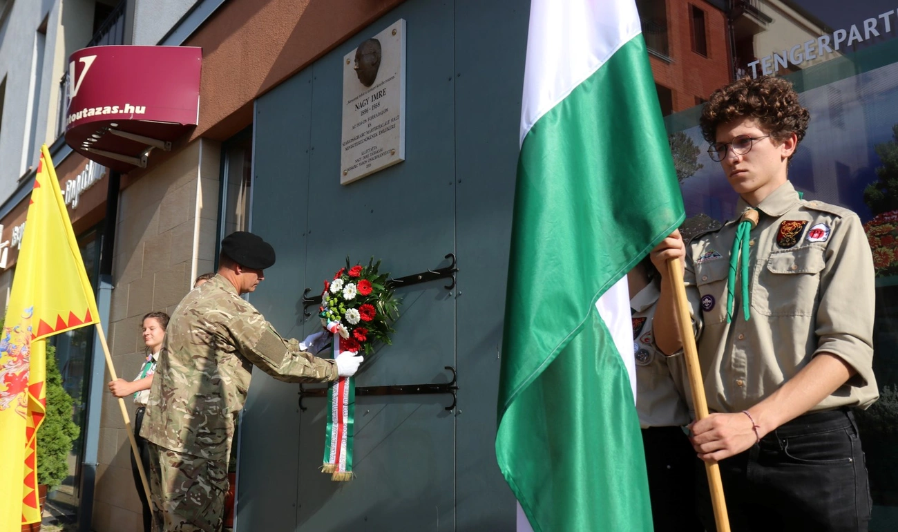 Koszorúzás Nagy Imre emléktáblájánál 