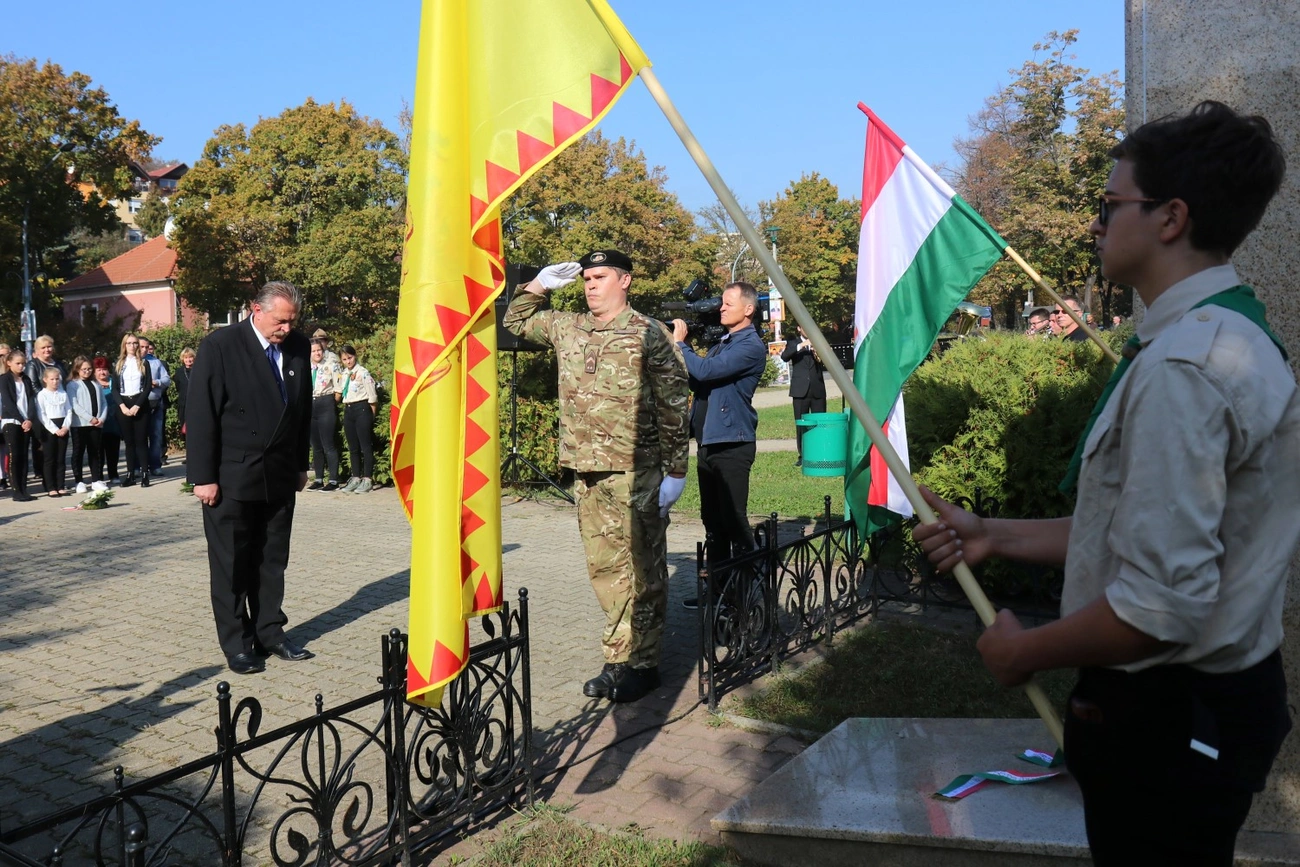 Koszorúzás a Romek emlékoszlopnál 