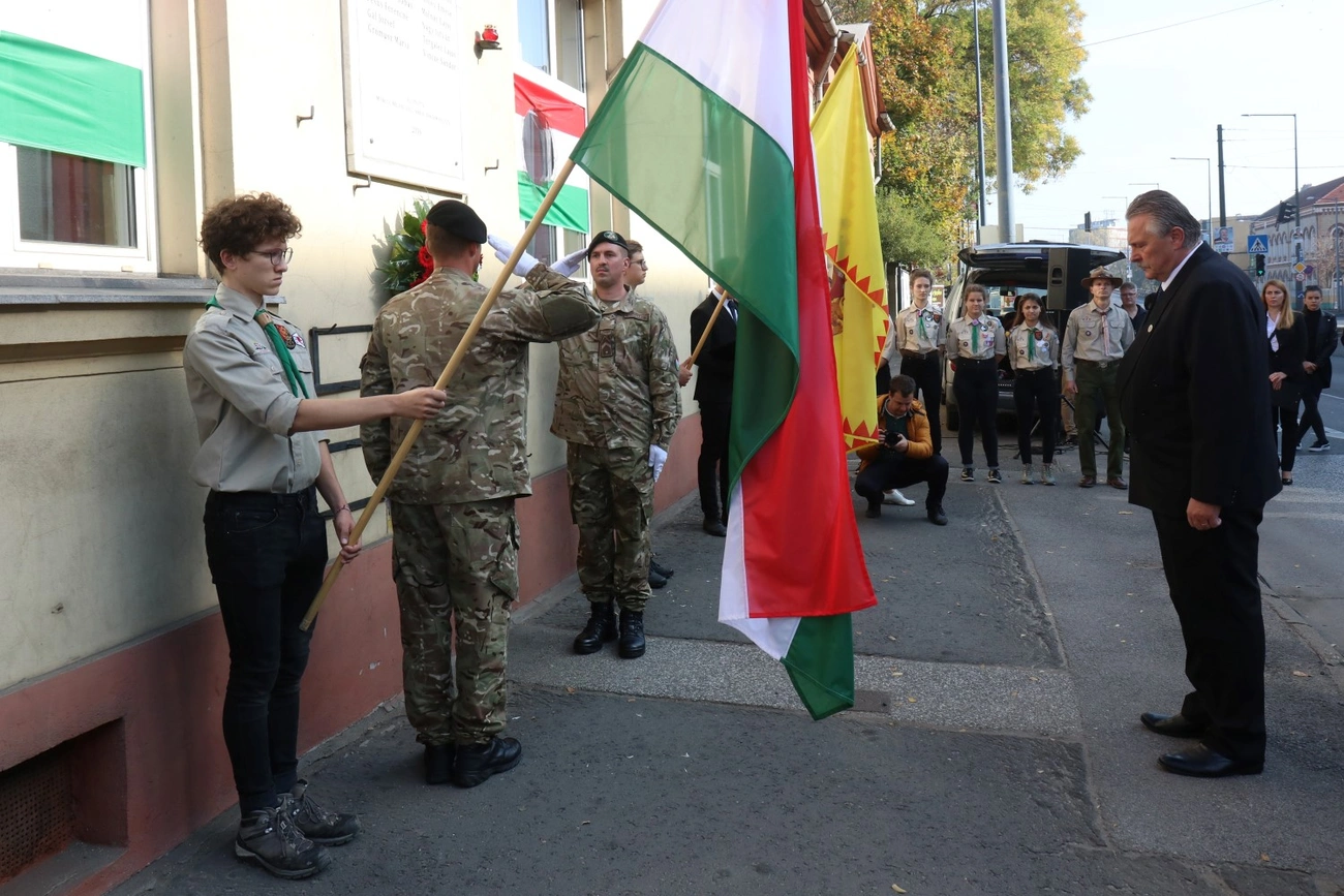 Koszorúzás a Zsolcai kapui emléktáblánál 