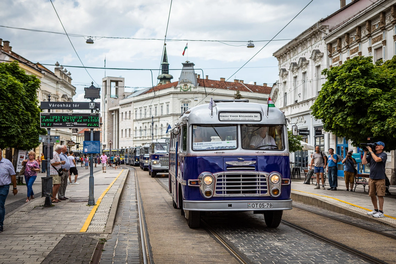 75 éves a menetrendszerinti autóbusz-közlekedés Miskolcon-felvonulás és járműparádé a sétálóutcán 