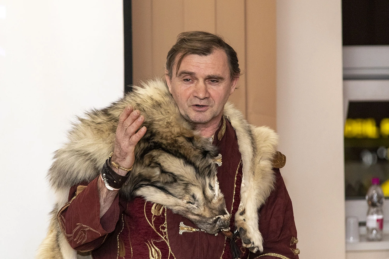 A Fehér Farkas mesél