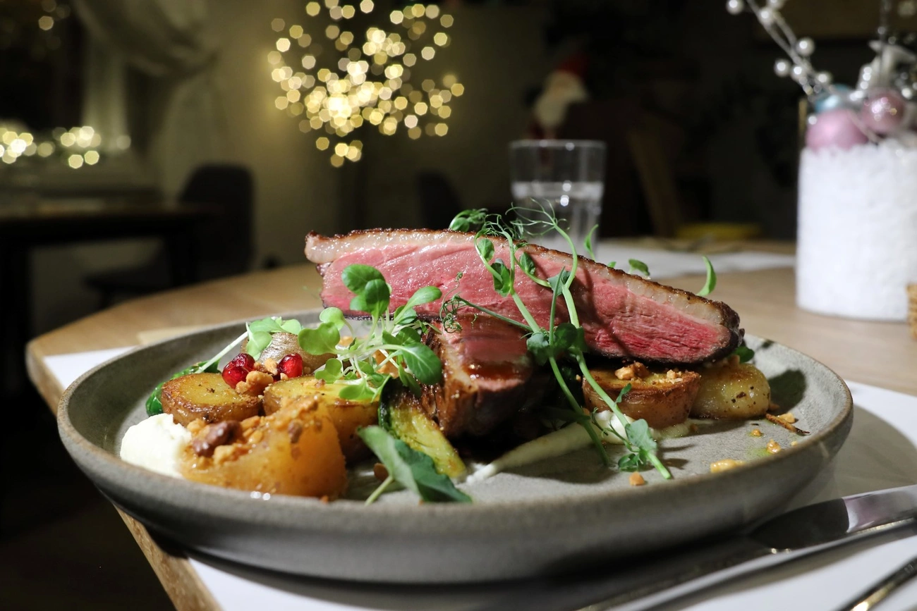 Acéllábos a Dűlő étteremben 