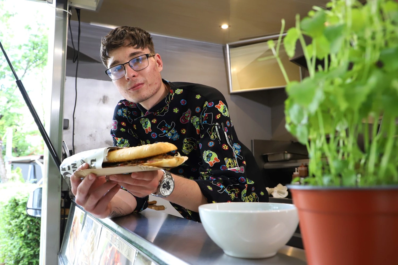 Acéllábos körkép:  Kicsi Séf