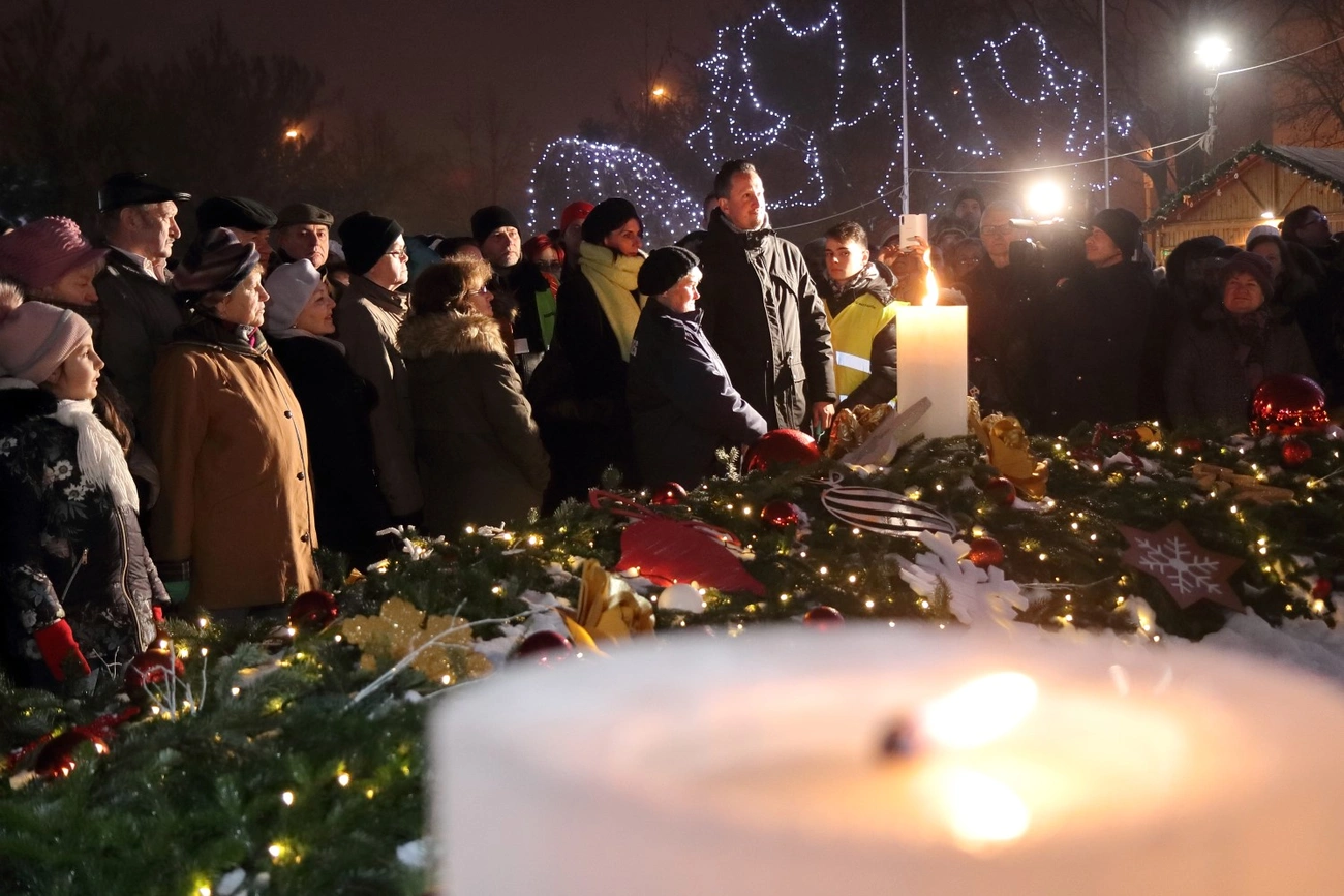 Második adventi gyertyagyújtás a Szent István téren 