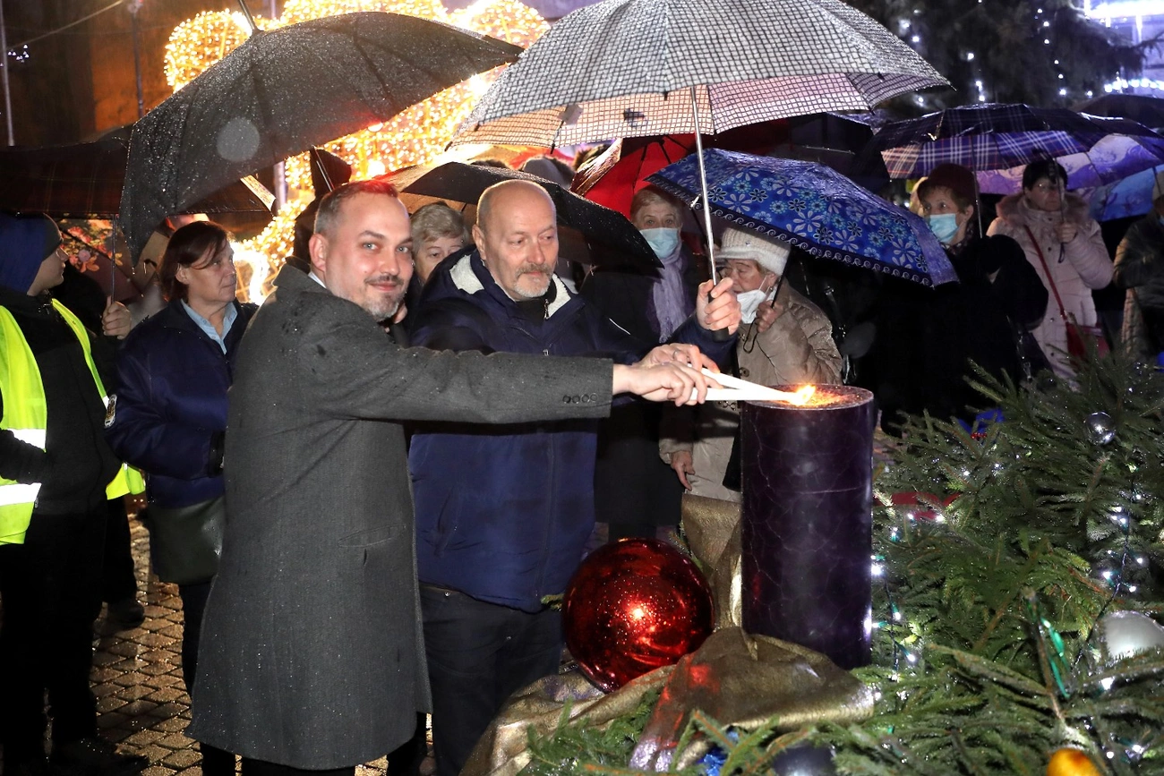 Adventi gyertyagyújtás a Szent István téren 