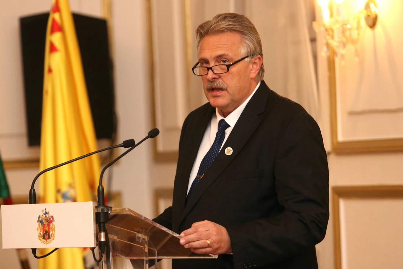 Alalkuló közgyűlés a városháza Dísztermében 