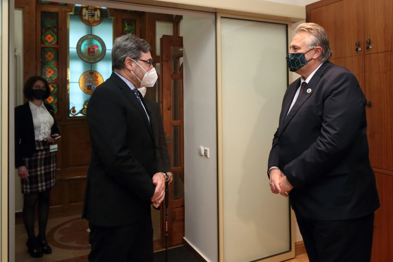 Paul Fox brit nagykövet a városházán 