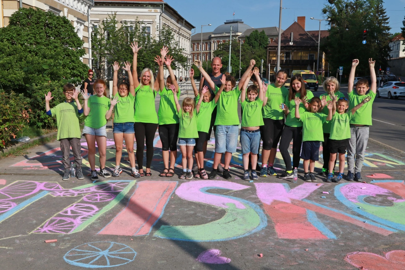A Gyarmati Dezső Sport Általános Iskola aszfaltrajzal várja a Tour de Hongrie mezőnyét 