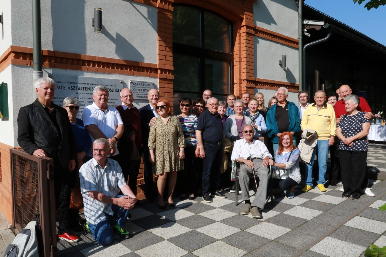 A MÉMTE asztalitenisz szakosztályának emléket állító márványtábla felavatása a Népkerti Vigadóban 