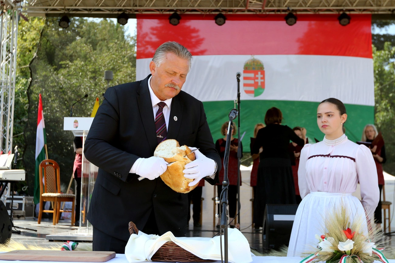 Ünnepi kenyérszentelés és kenyéráldás a Szent István téren 