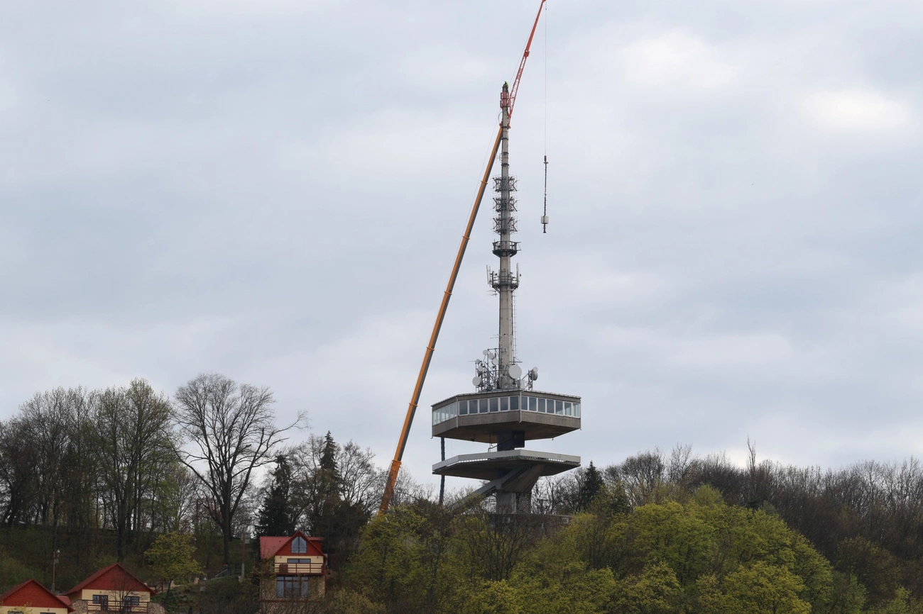 Óriásdaruval emelték le a tévétorony csúcsát 