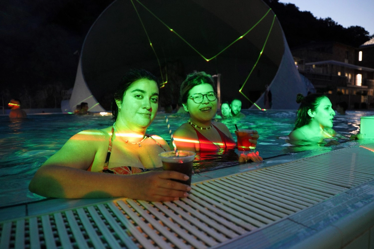 Éjszakai fürdőzés a Barlangfürdőben 