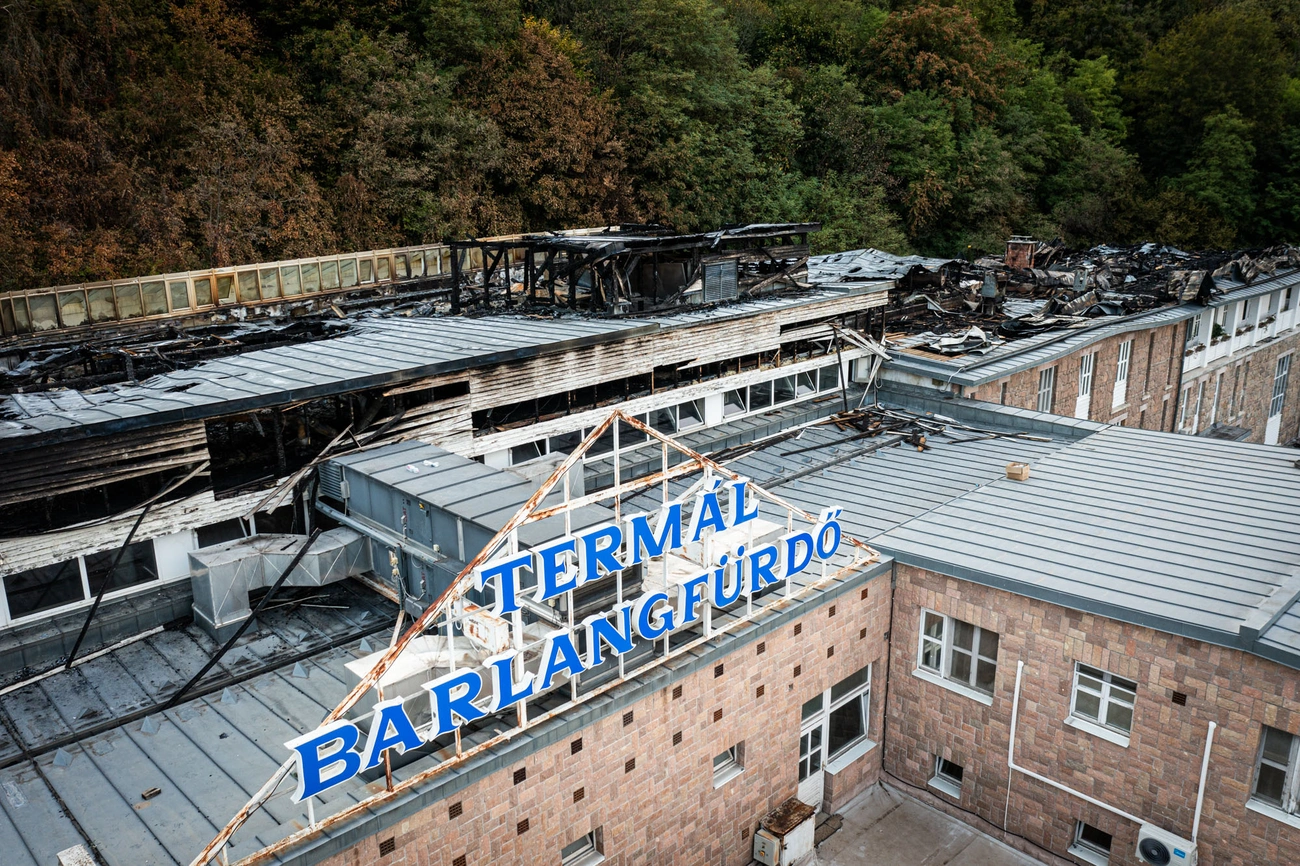 Légifotókon a leégett Barlangfürdő 