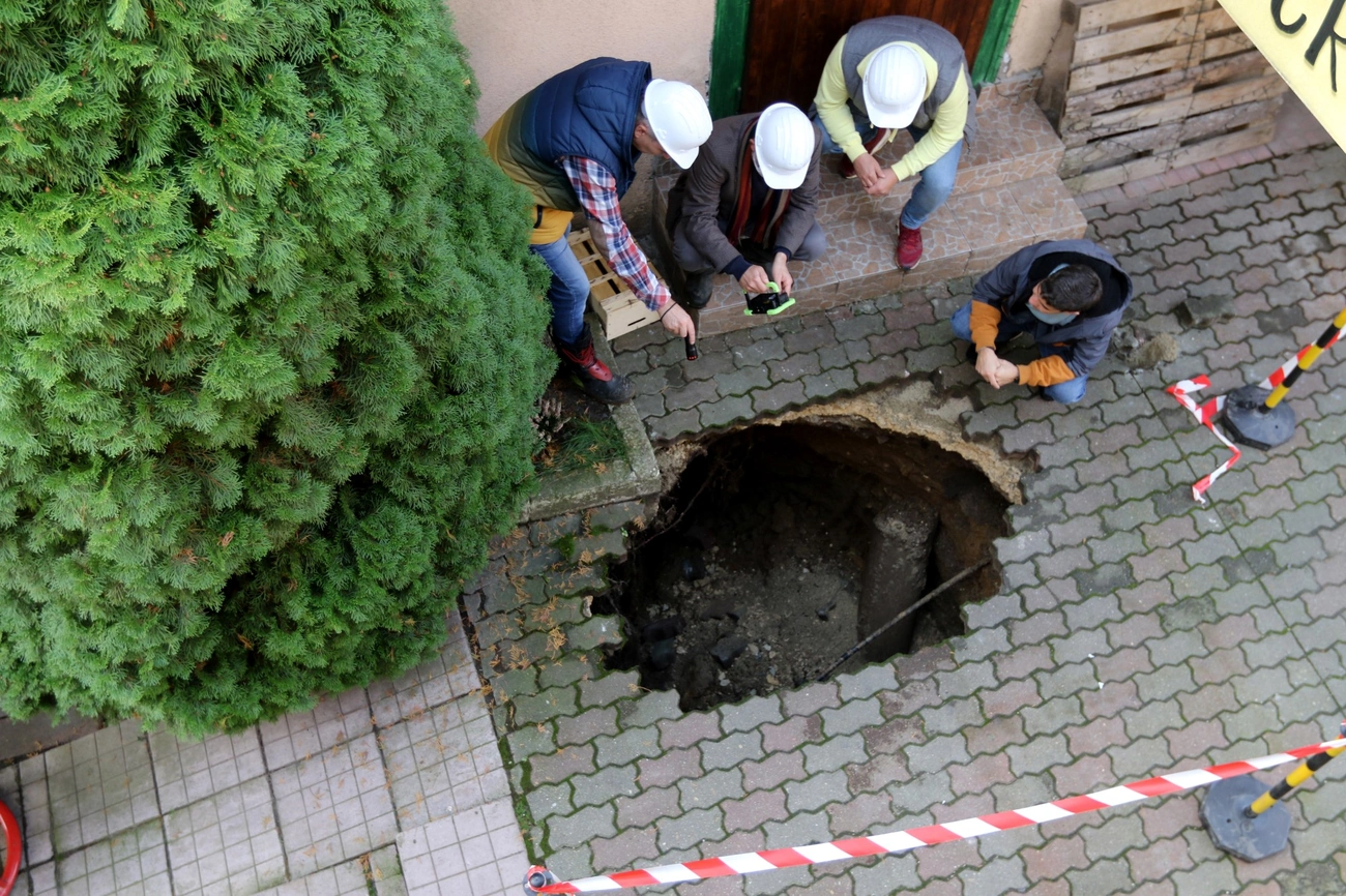 Beszakadt egy társasház udvara a Petőfi téren 