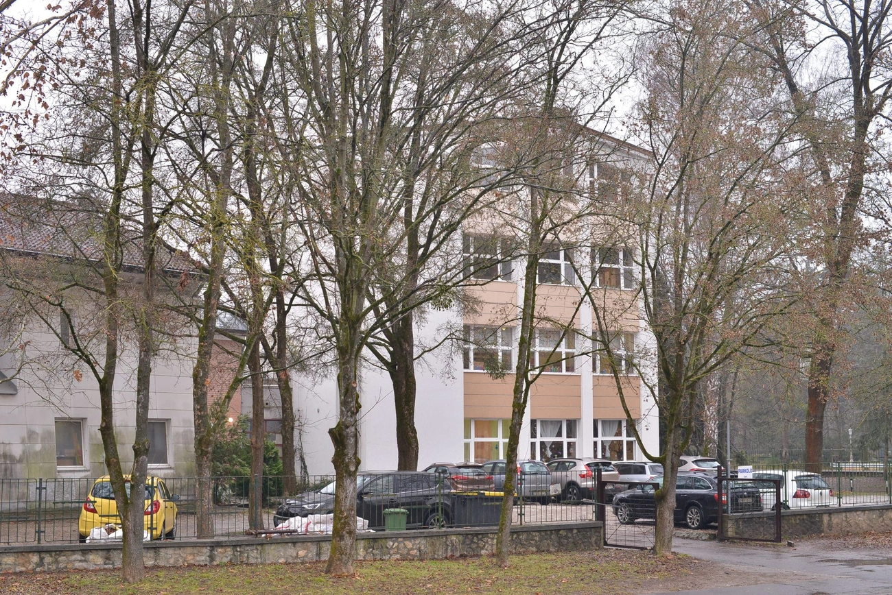 Bombariadó a miskolctapolcai iskolában - Osztie Tibor képgalériája