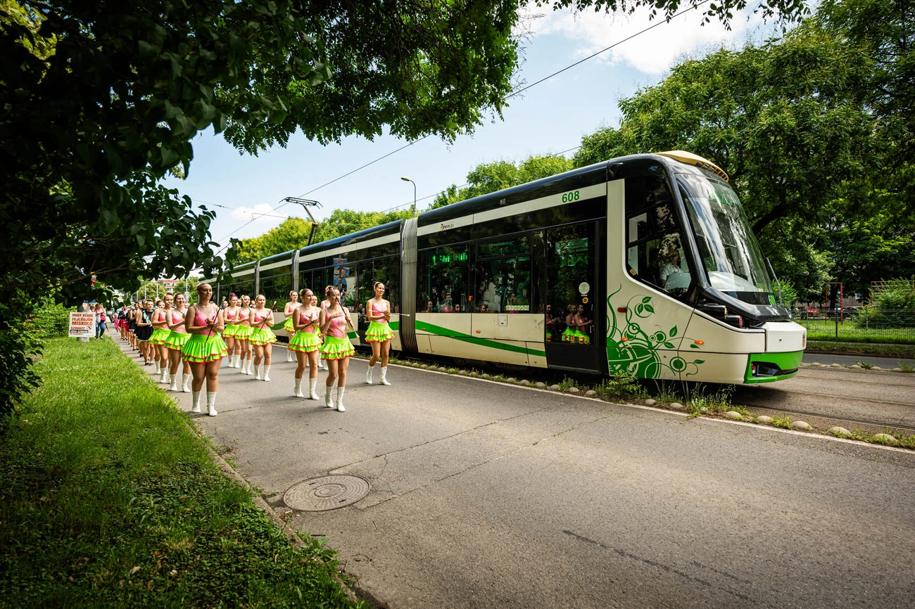 Kerti parti - Családi piknik és mazsorett felvonulás  