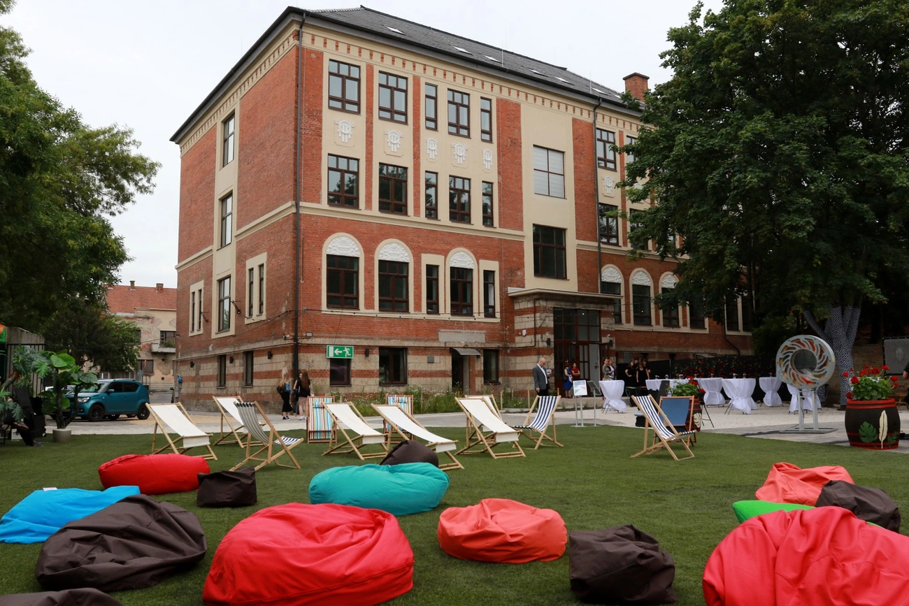 Elkészült a művészeti központ – megnyílt a Csengey-kert 