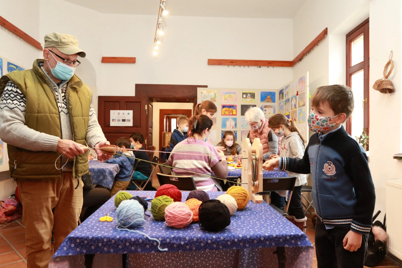 Adventi kézműves játszóház a Diósgyőri Népi Kézműves Alkotóházban