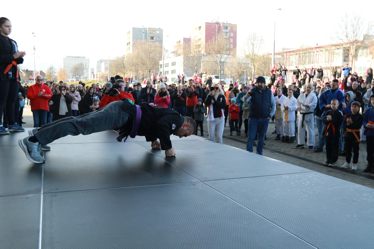 Fekvőtámasszal adakoztak a DVTK szurkolói 