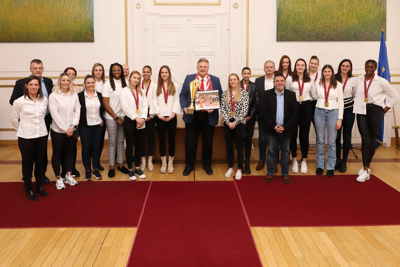 A DVTK női kosárlabda csapatát fogadta Veres Pál polgármester 
