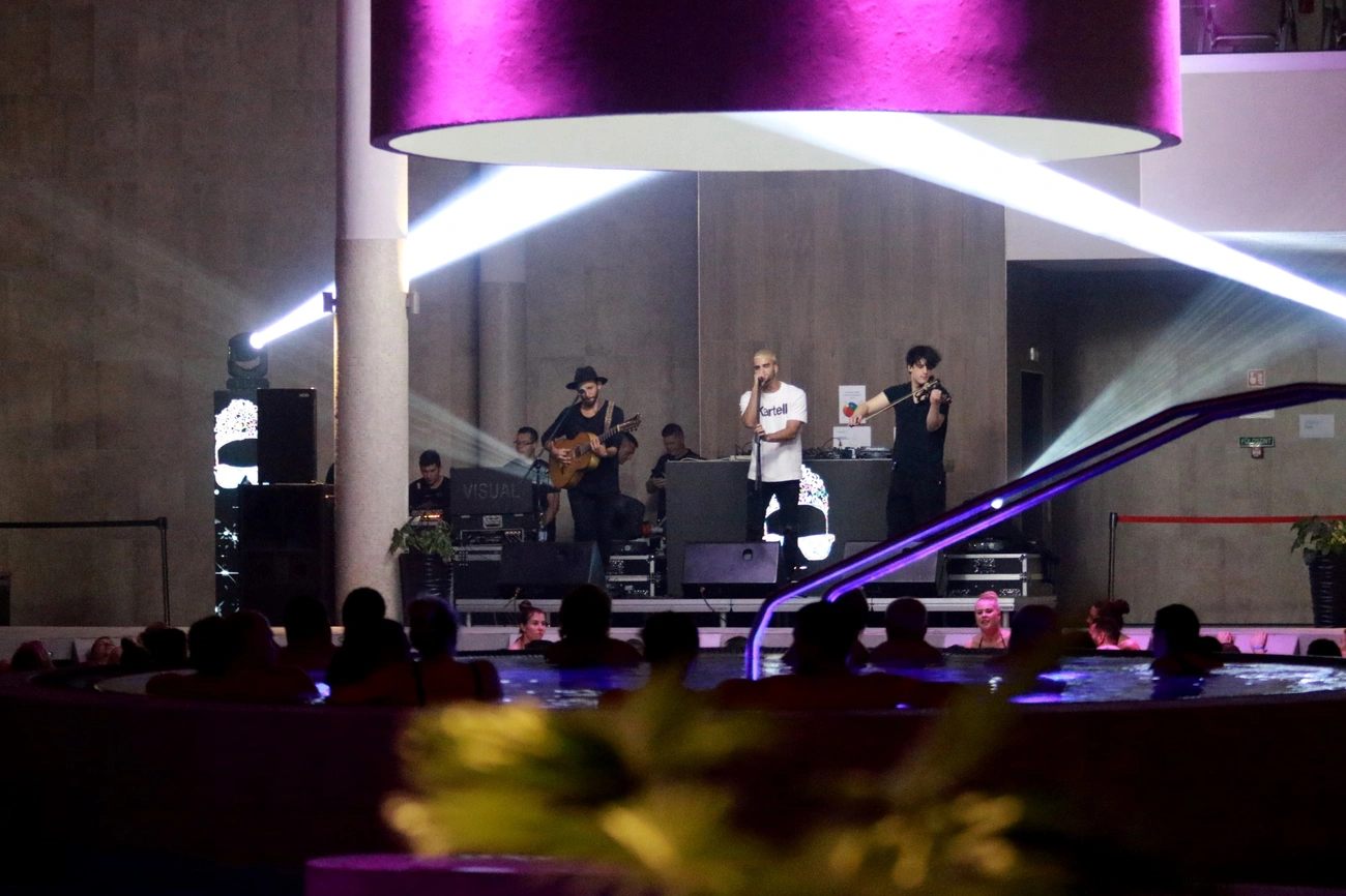 Koncert és éjszakai fürdőzés 