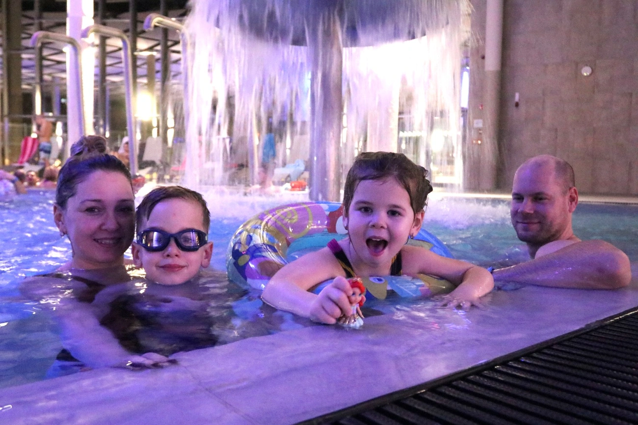 Éjszakai fürdőzés az Ellipsumban 