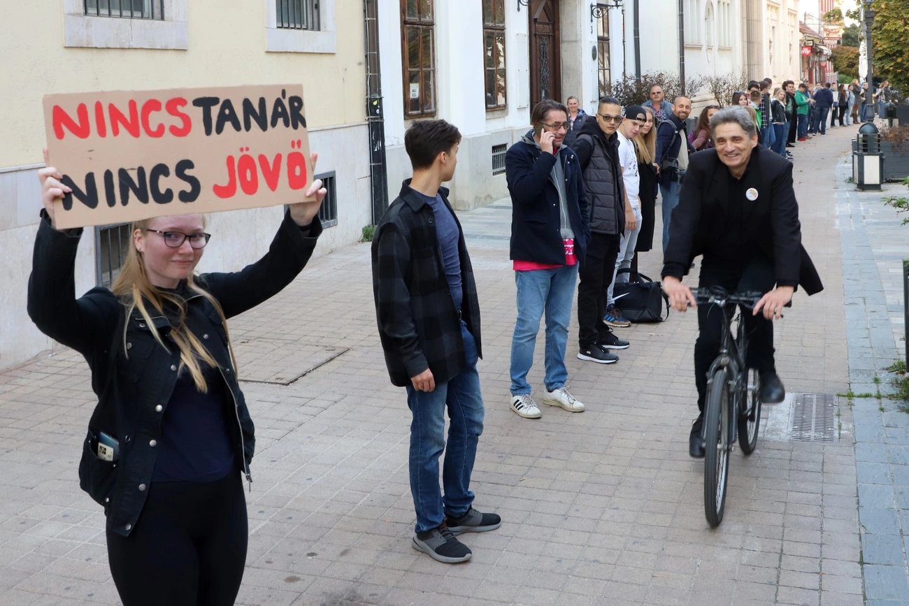 Élőláncos tüntetés a Földestől a Hermanig 