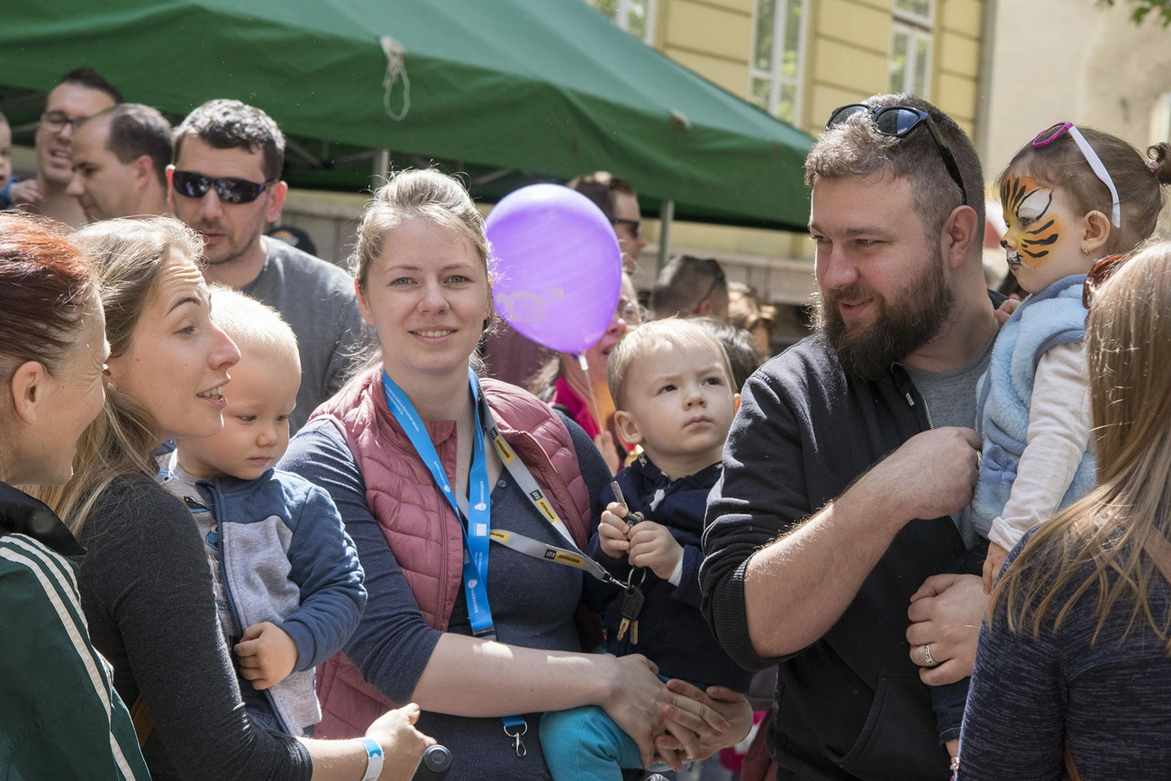 Emeljünk magasba minél több gyereket