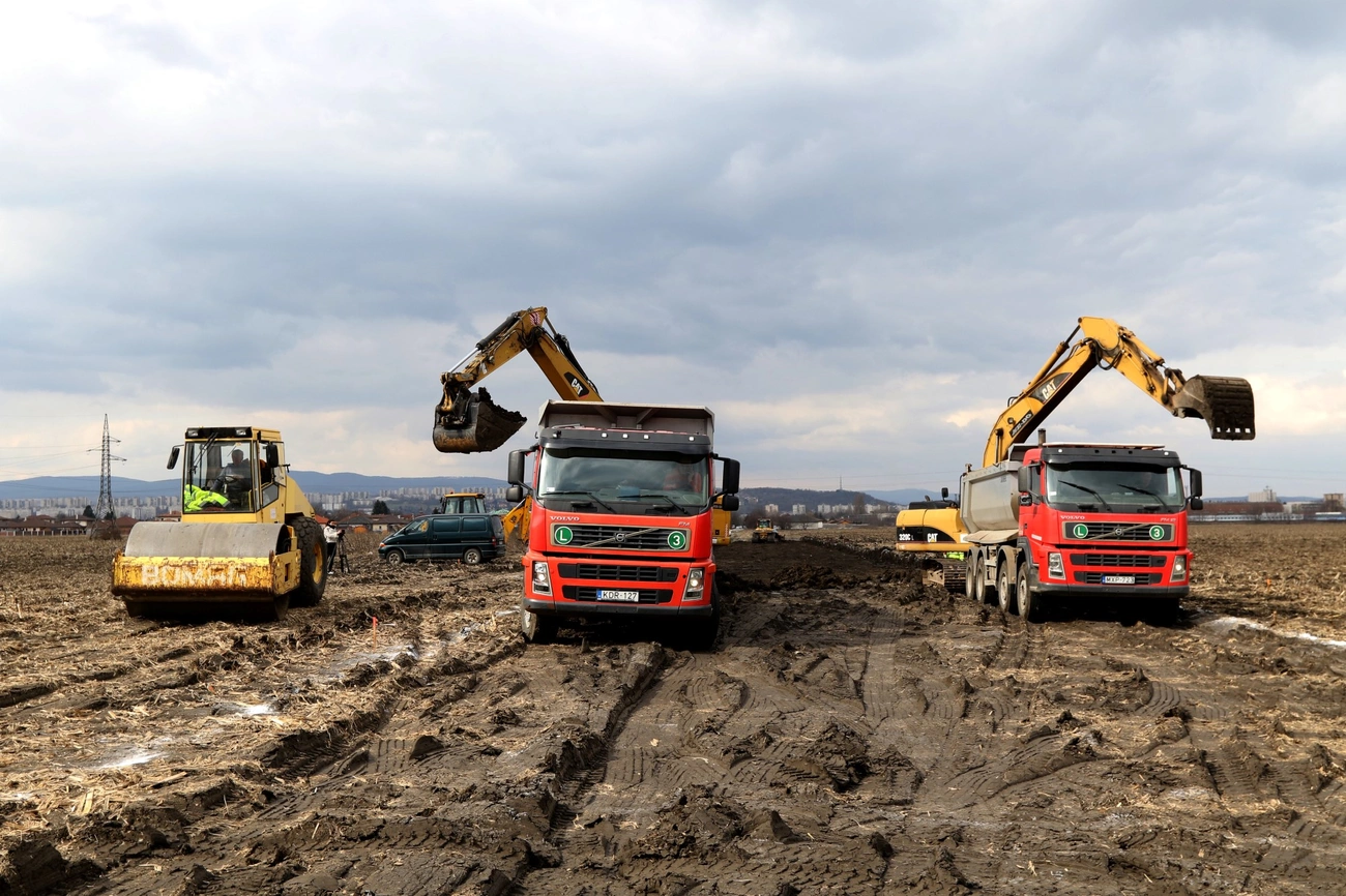 Megkezdődött a terelőút építése a Csokonai utcán 