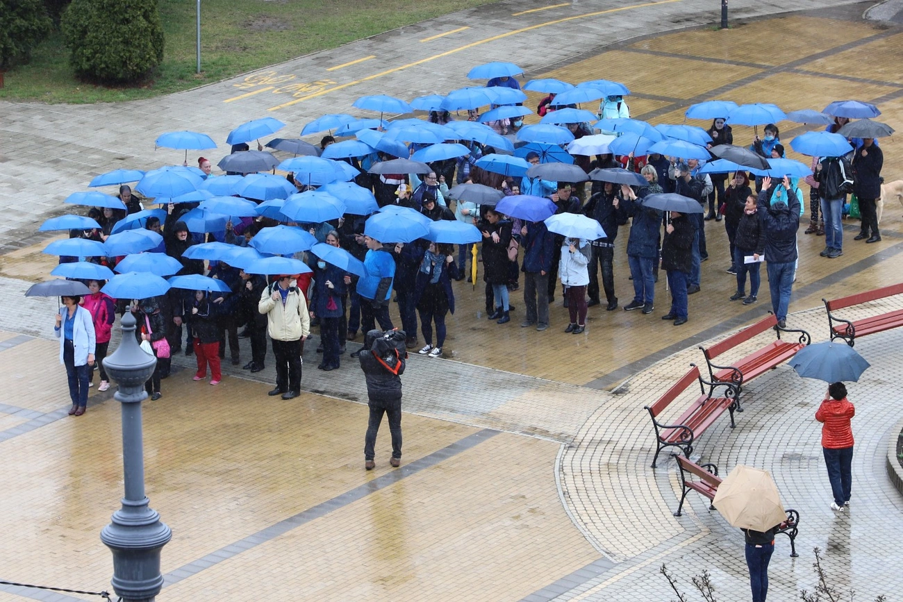 Kék esernyős flashmob az autizmus világnapján 