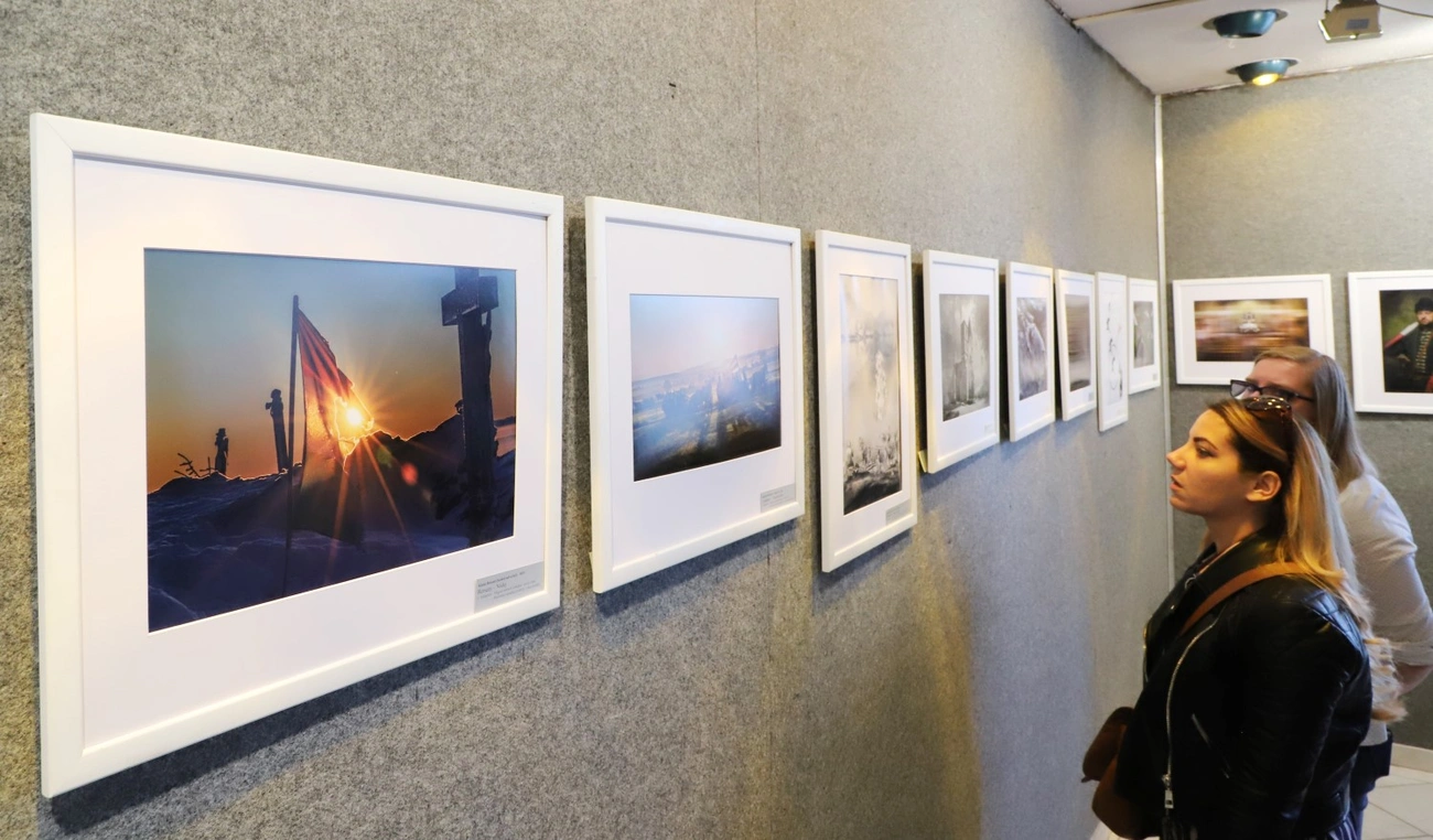 Magyar Fotóművészek Világszövetségének vándorkiállítása az Ifiházban 