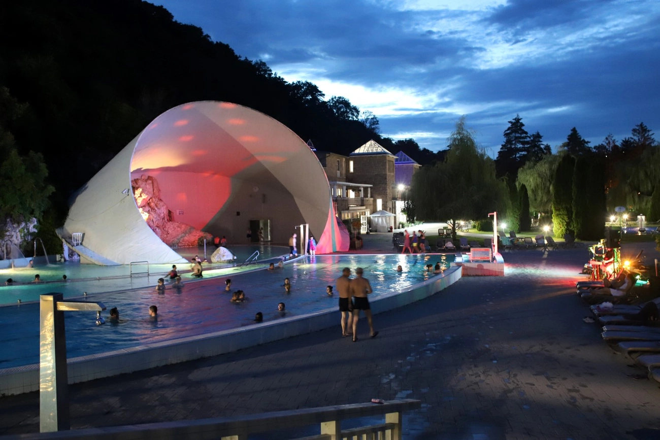 Strandok Éjszakája a Barlangfürdőben 