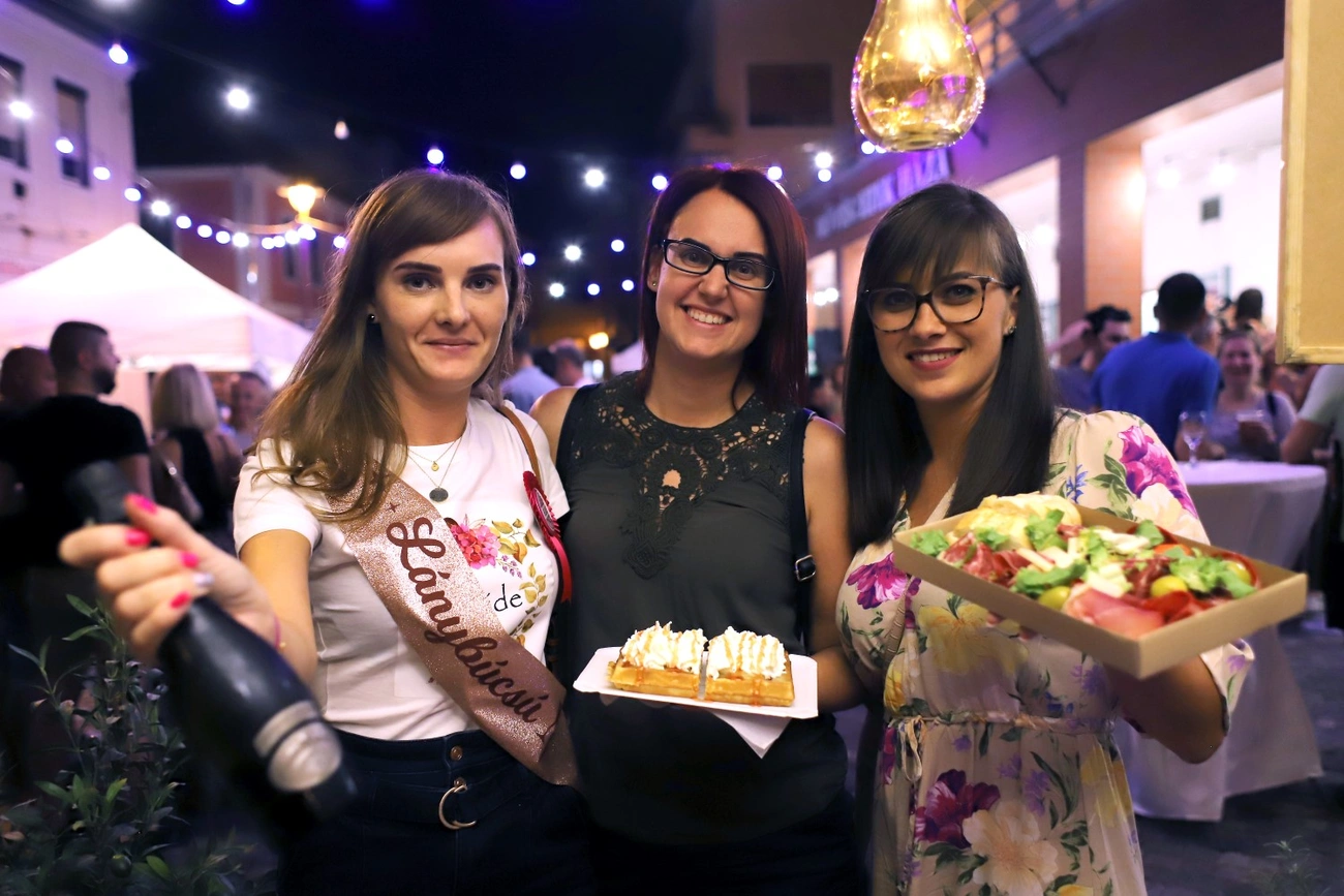 Gasztroplacc a MÜHA előtt, dixieland a Szent István téren 