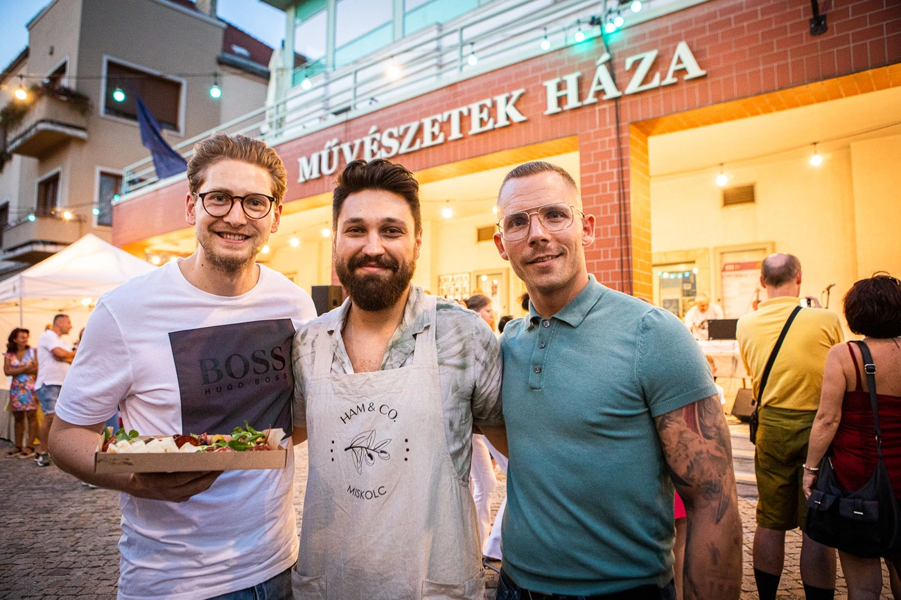 Gasztroplacc a Művészetek Háza előtt 