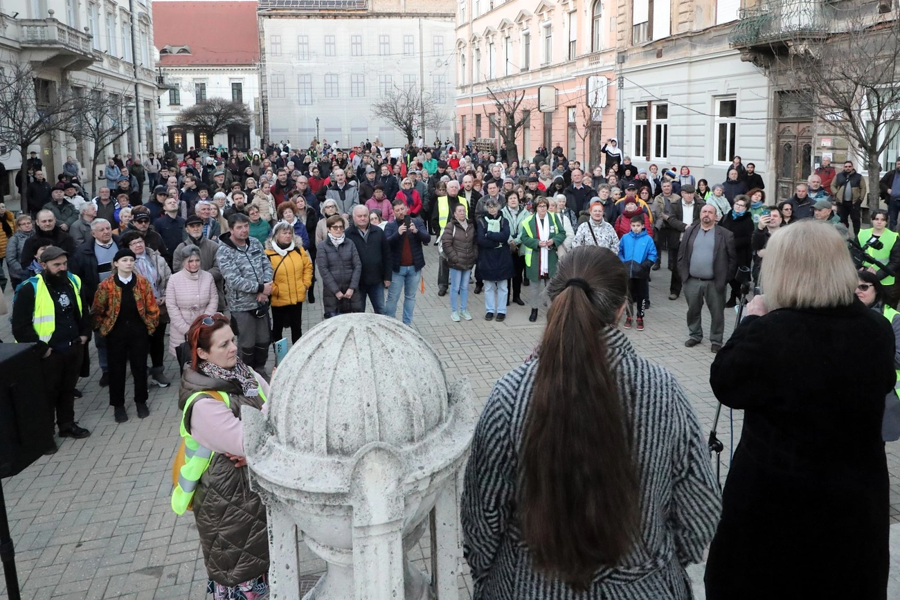 A golyóstoll cseréje nem elég - tüntetés  