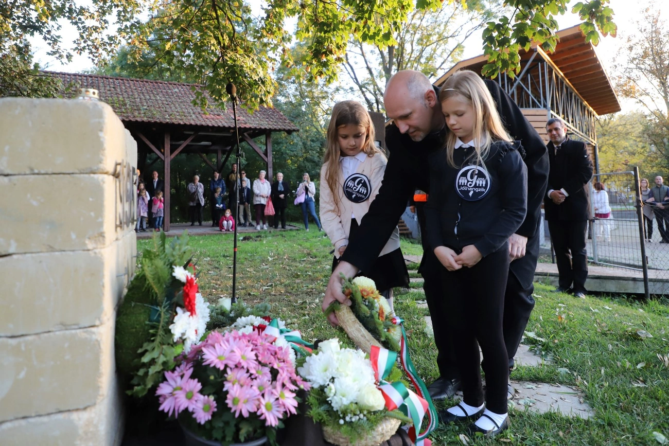 Koszorúzás és megemlékezés október 23-án Görömbölyön 