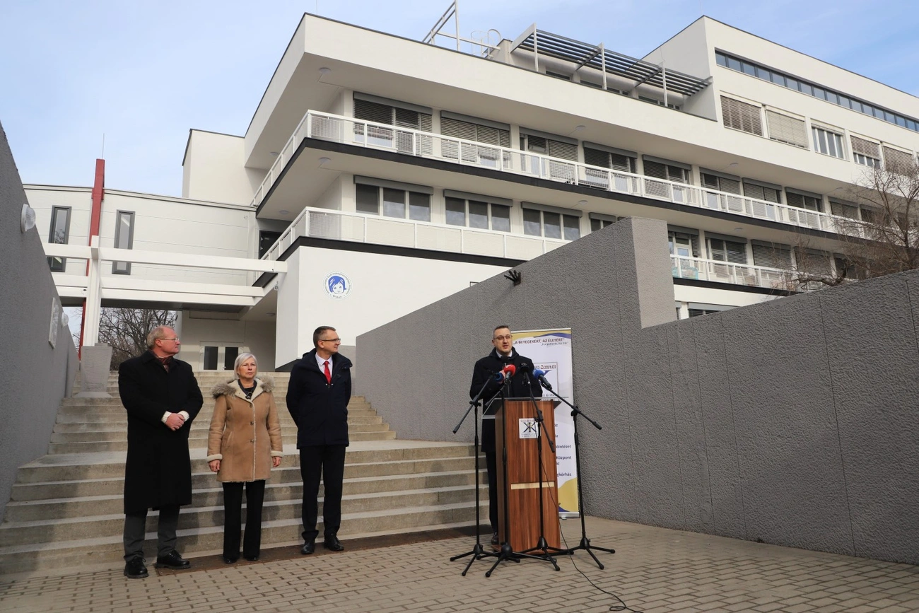 A Gyermekegészségügyi Központ ünnepélyes homlokzat átadója